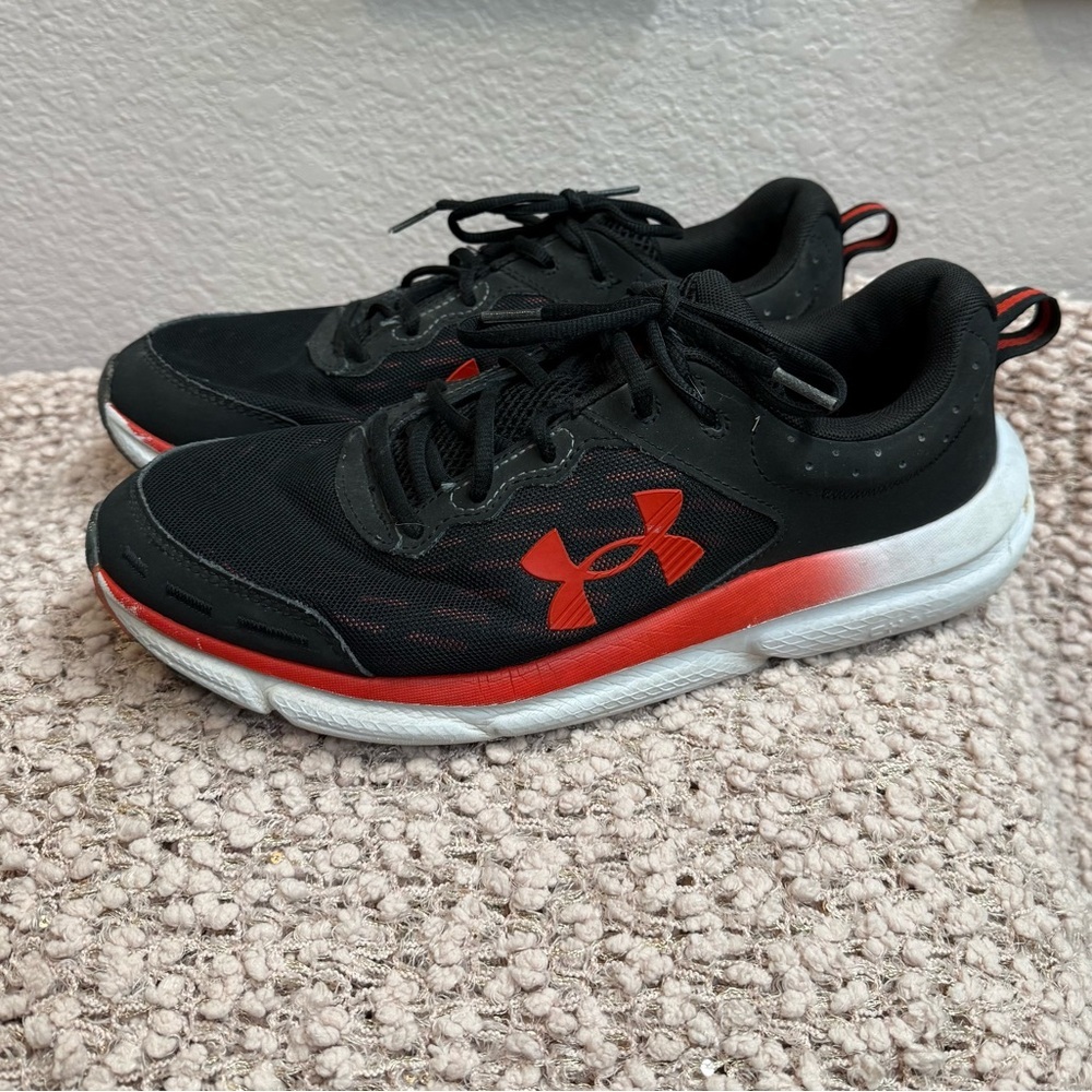 Men’s Under Armour Black and Red Athletic Shoes, sz 11